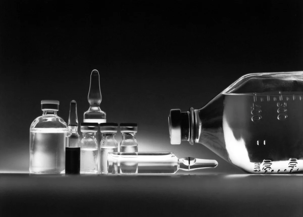 Glasgefäße und Ampullen in einer Apotheken-Rezeptur, Schwarzweiß