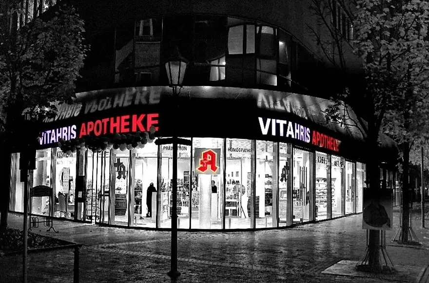 Eingang der Vitahris Apotheke in der Bergstraße bei Nacht